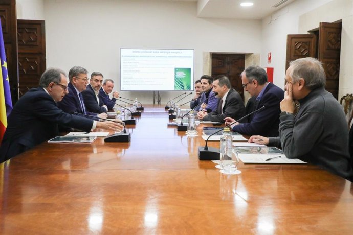 La UPV presenta al 'president', Ximo Puig, la estrategia de energía para la Comunitat