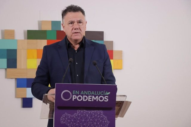 El portavoz adjunto de Por Andalucía en el Parlamento de Andalucía y miembro de Podemos, Juan Antonio Delgado, este lunes en rueda de prensa.