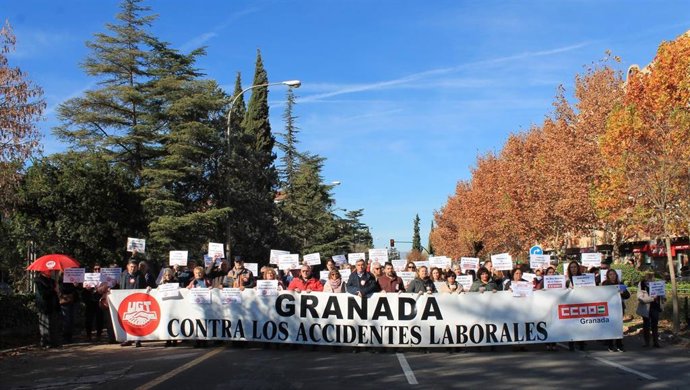 Concentración de los sindicatos en señal de duelo ante la última muerte laboral en Vélez