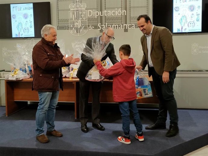 Uno de los escolares galardonados en el concurso de dibujo de la Diputación de Salamanca recoge su premio