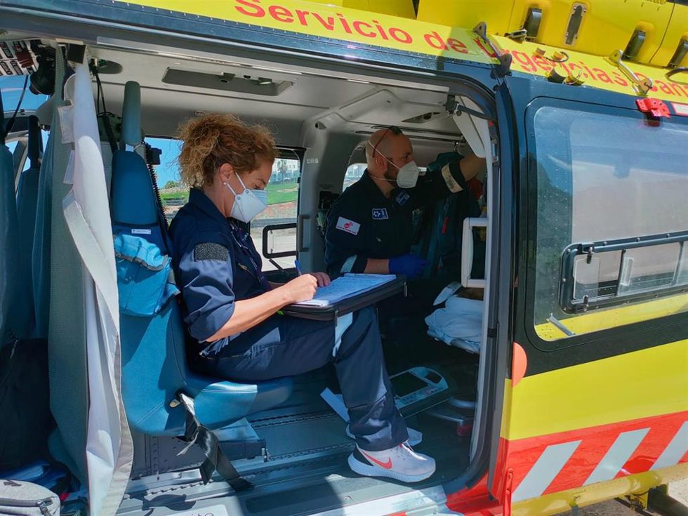 Archivo - Personal medicalizado del helicóptero del Servicio de Urgencias Canario (SUC)