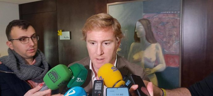 El alcalde de Badajoz atiende a los medios