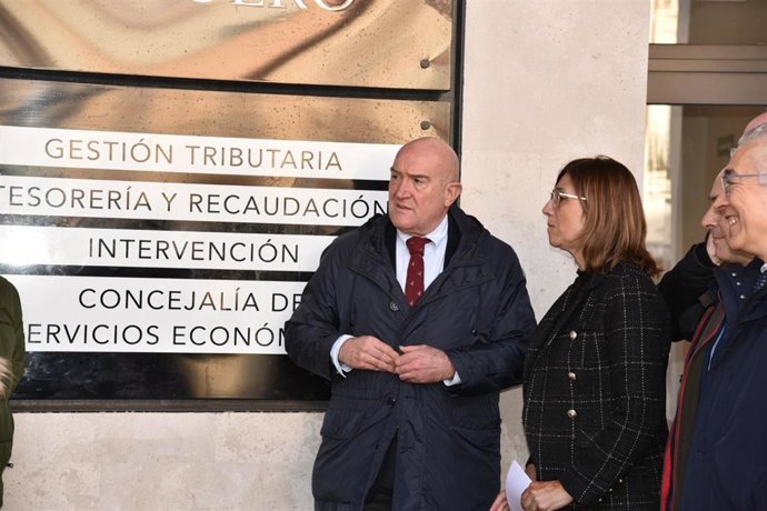 El consejero de la Presidencia, Jesús Julio Carnero, junto a la alcaldesa de Aranda de Duero, Raquel González.