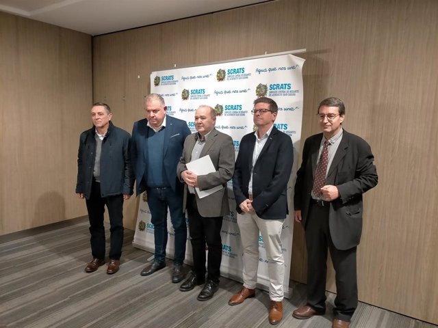 El presidente del Scrats, segundo por la izquierda, posa ante los medios tras la reunión de la Asamblea General