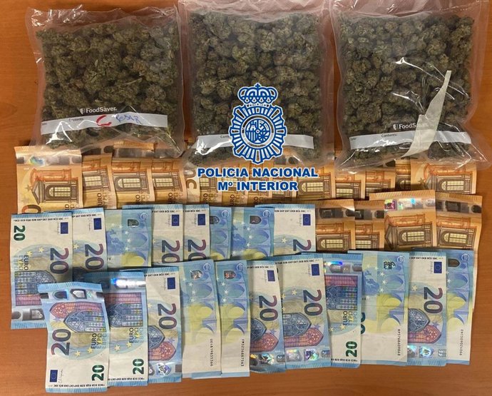 La Guardia Civil interviene 1.515 euros en billetes fraccionados y 326,47 gramos de marihuana a dos varones, naturales de Gran Canaria y Tenerife, que trataron de eludir un control en el municipio de Adeje