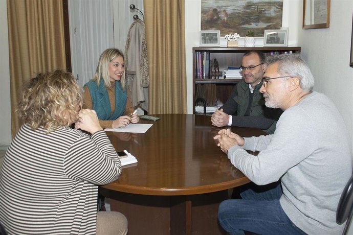 Lucía Trujillo con representates de la asociación Amede de San Fernando.