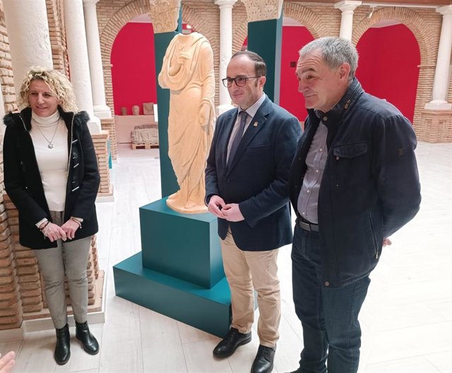Presentación de la escultura.