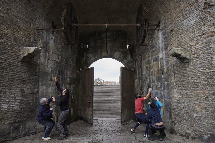 Momento en el que se ha puesto a prueba el sistema de engranajes del puente levadizo del Portal de Francia para preparar la llegada de los Reyes Magos a Pamplona.