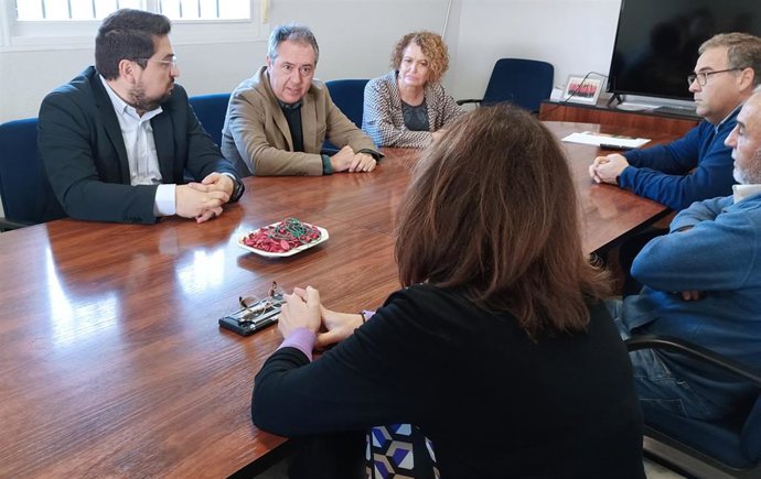 El secretario general del PSOE-A, Juan Espadas, este lunes en una visita a Lora del Río (Sevilla).