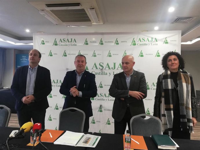 Duijo posa junto a parte de la Junta Directiva de Asaja antes de la rueda de prensa para hacer balance del año 2022