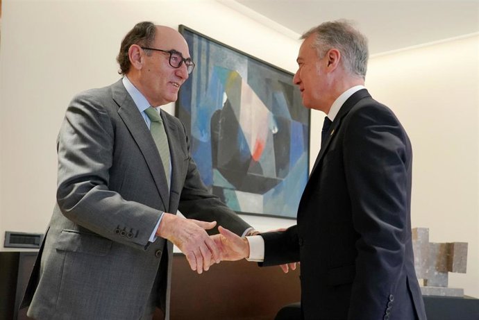 El Lehendakari, Iñigo Urkullu, junto al presidente de Iberdrola, Ignacio Sánchez Galán, al que ha recibido en Lehendakaritza