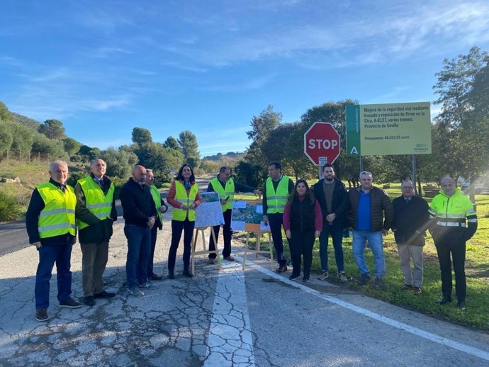 La delegada territorial de Fomento en la provincia de Sevilla, Susana Cayuelas, ha visitado las obras acompañada del alcalde de Montellano, Francisco Gil.