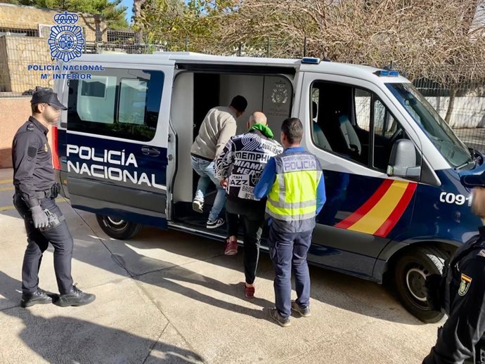 Detenidos cuatro hombres por robar en coches y luego utilizar las tarjetas que sustraían en Playa de Palma