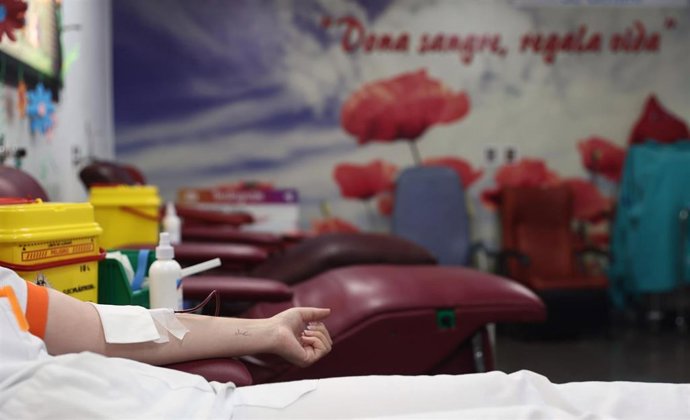 Archivo - Una trabajadora sanitaria dona sangre 