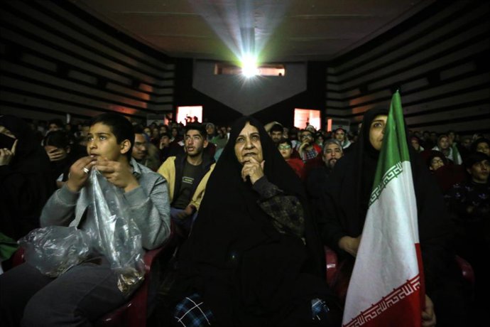 Iraníes ven un partido del mundial de fútbol en un cine de Teherán