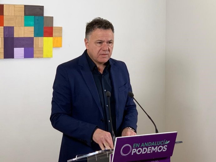 El portavoz adjunto de Por Andalucía en el Parlamento de Andalucía y miembro de Podemos, Juan Antonio Delgado, este lunes en rueda de prensa.