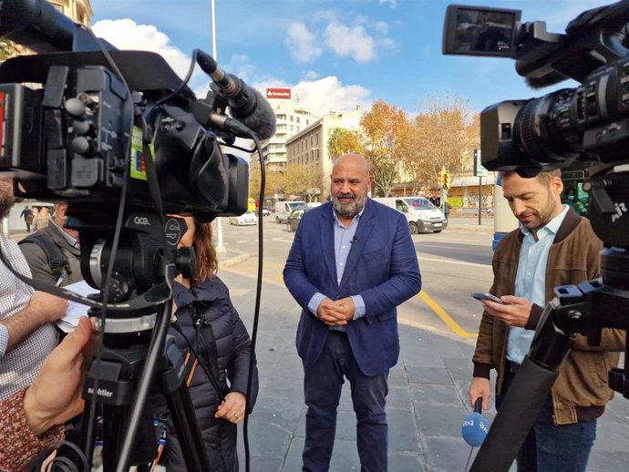 El candidato del PP para las próximas elecciones municipales de Palma, Jaime Martínez, frente al Bar Cristal.