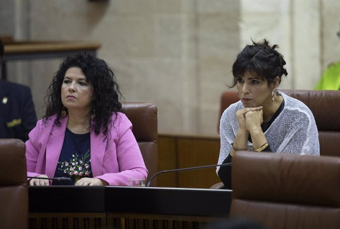 La portavoz del Grupo Mixto-AdelanteAndalucía, Teresa Rodríguez (d), junto a la diputada de su mismo grupo parlamentario, Maribel Mora (i), en una foto de archivo en el Parlamento andaluz.