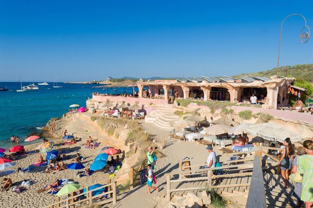 Archivo - Bañistas disfrutan en la Cala Conta, a 9 de agosto de 2022, en Ibiza, Baleares (España).  