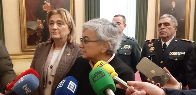 La alcaldesa de Gijón, Ana González (dcha), y la delegada de Gobierno en Asturias, Delia Losa, atienden a los medios de comunicación tras la Junta Local de Seguridad en el Ayuntamiento gijonés