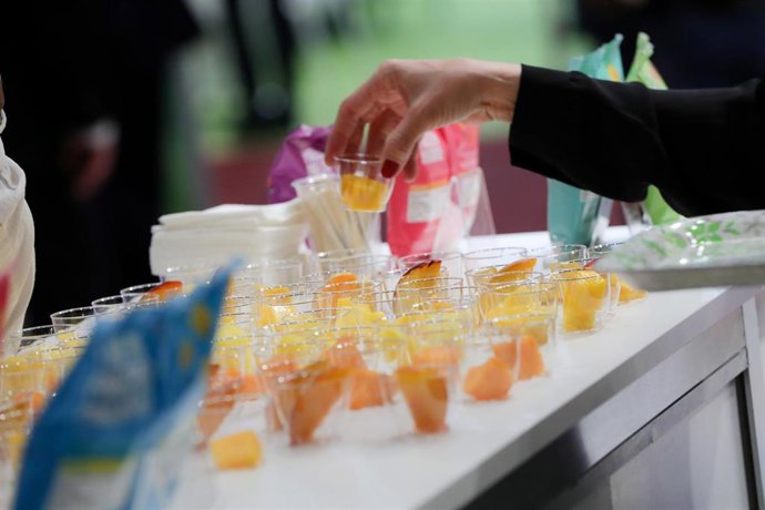 Archivo - Vasos con frutas, en Madrid (España) a 24 de febrero de 2020.