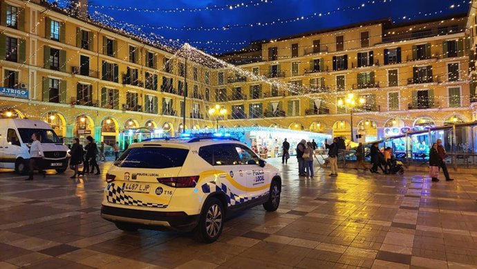 Un coche de la Policía Local en la plaza Mayor de Palma.