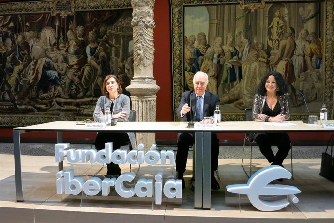 Sara Fernández, José Luis Rodrigo y Magdalena Lasala presentan el encuentro internacional 'Zaragoza, la Florencia española', en el Patio de la Infanta.