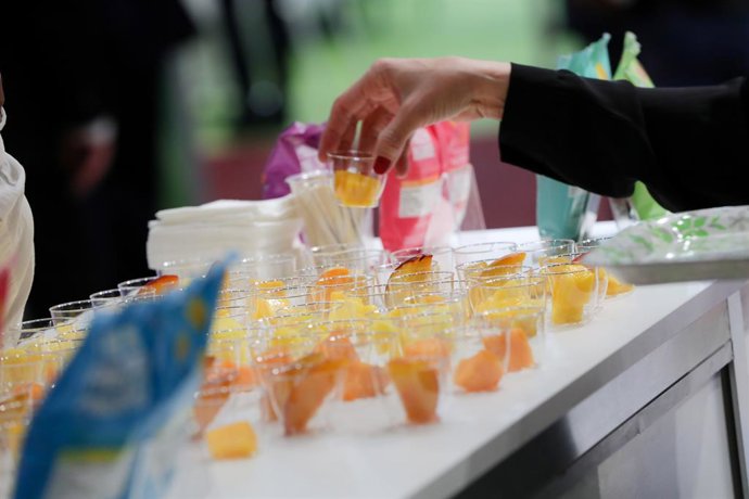Archivo - Vasos con frutas, en Madrid (España) a 24 de febrero de 2020.
