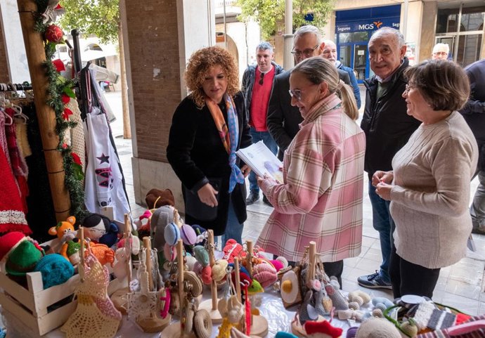 La presidenta de la Diputación, María Eugenia Limón, inaugura la XII del Mercadillo Solidario.