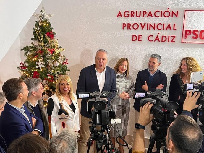 Ruiz Boix junto a dirigente del PSOE atiende a la periodistas.