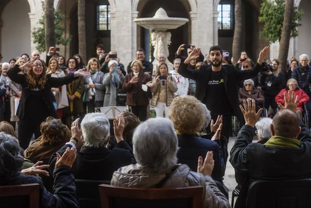 Concierto navideño a cargo del coro Les Veus de la Memoria organizado por la Asociación de Familiares de Enfermos de Alzhéimer de València en la Delegación del Gobierno en la Comunitat Valenciana