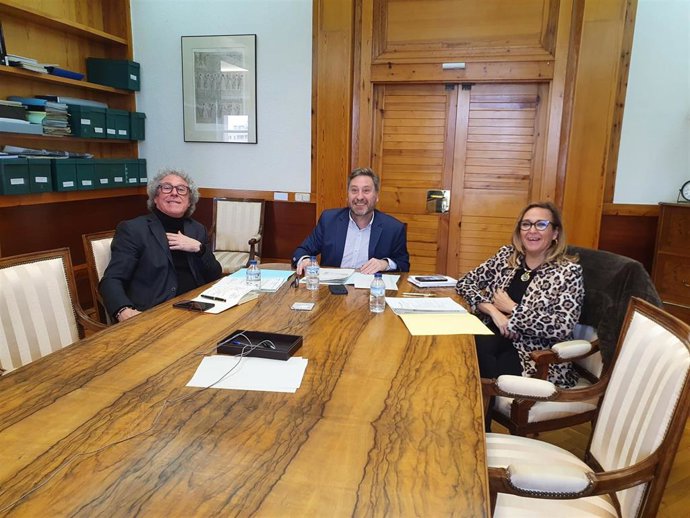 Los consejeros de Presidencia y Vertebración del Territorio, Mayte Pérez y José Luis Soro, y el director general de Transportes, Gregorio Briz.