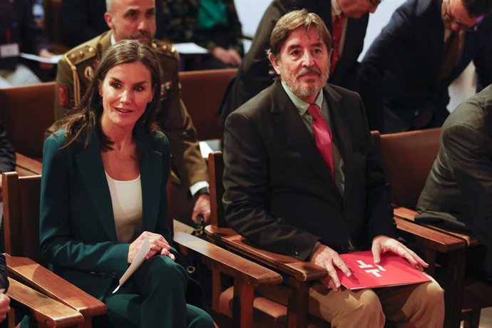 Su Majestad la Reina Doña Letizia, (i) junto al director del Instituto Cervantes, Luis García Moreno, (d) durante la inauguración de la Reunión Anual de Directores del Instituto Cervantes en el Hospital Real de Granada.