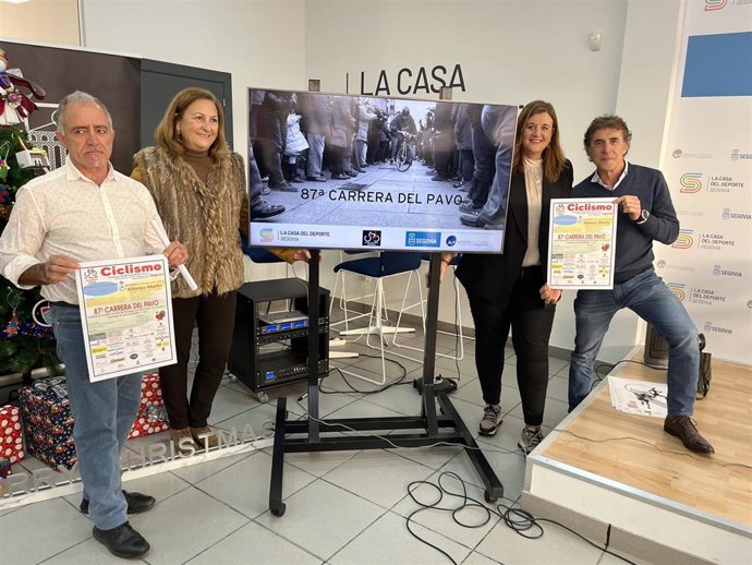 La alcaldesa, Clara Martín, junto con la concejala de Deportes, Marian Rueda, el presidente del club 53X13, Angel Rojas, y el exciclista profesional Pedro Delgado