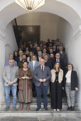El presidente de la Diputación de Córdoba, Antonio Ruiz (centro), junto a miembros de la Corporación provincial y trabajadores de los medios de comunicación cordobeses.
