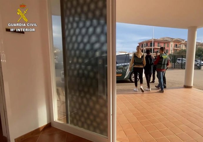 Guardias civiles escoltan al detenido por una docena de robos en la Part Forana