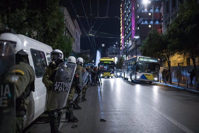 Despliegue policial en Atenas por las protestas tras la muerte de un adolescente gitano en una persecución en Salónica