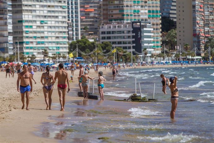 Archivo - Varias personas pasean por la Playa de Levante de Benidorm