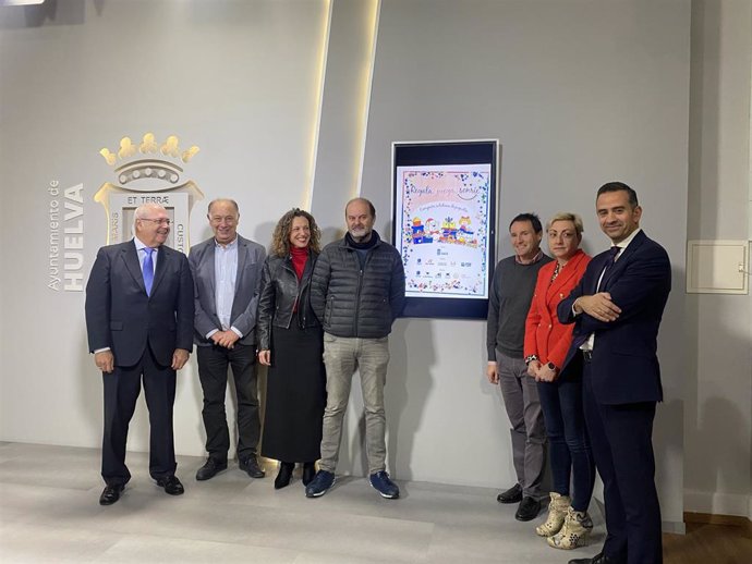 Presentación de la campaña 'Regala, juega, sonríe' en el Ayuntamiento de Huelva.