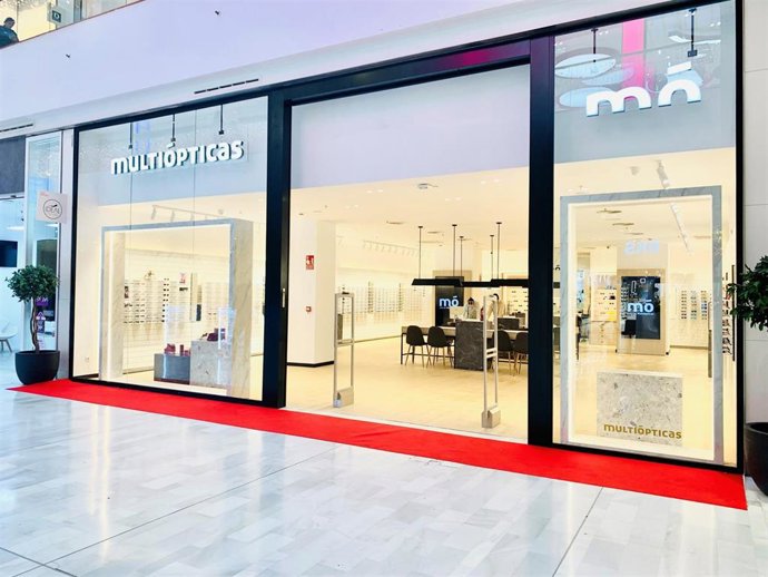 Multiópticas cuenta en el centro comercial Los Arcos con un espacio de 180 metros cuadrados, entre los que se encuentran zonas especializadas para los más pequeños, áreas de gafas deportivas y espacios exclusivos.