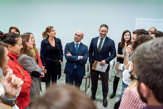 El vicepresidente de Acción Política y eurodiputado de Vox, Jorge Buxadé (c), y el presidente de la formación, Santiago Abascal (d)