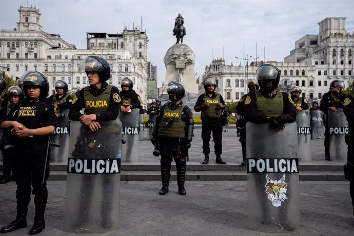 13 December 2022, Peru, Lima: Police officers stand guard in the historic center of Lima. Due to the violent riots of the last few days, more than 5,000 police officers are to ensure security in the historic center of Lima. Photo: Lucas Aguayo Araos/dpa