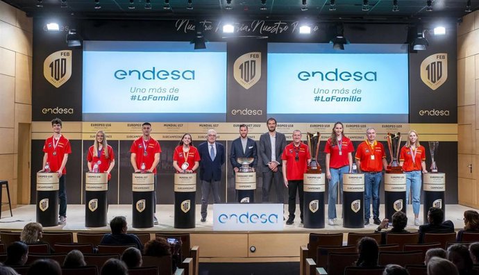 La FEB homenajea a las selecciones medallistas en este histórico 2022.