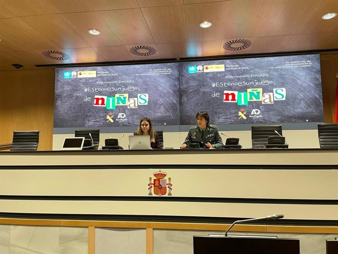 La teniente coronel de la Guardia Civil Dolores Gimeno y la presidenta de la Asociación Amar Dragoste, Carolina Sánchez, presentan la campaña contra matrimonios forzados