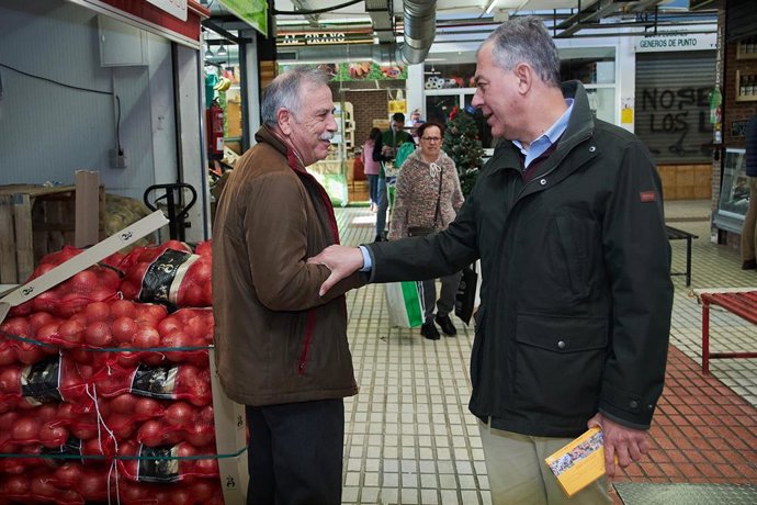 Sanz conversa con un vecino sobre su programa electoral para la ciudad.