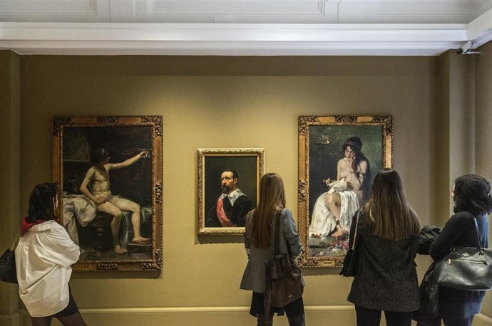 Visitantes del Museo Sorolla observan algunos ejemplares de la exposición 'Orígenes'