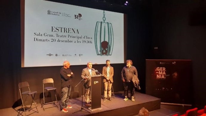 El conseller insular de Presidencia, Javier de Juan, junto al alcalde de Inca, Virgilio Moreno, y el autor de la obra, Cesc Mulet.