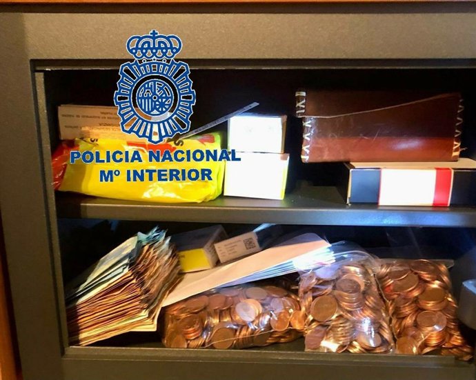 Dinero y droga incautados.