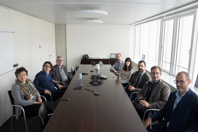 El conseller de Empresa y Trabajo de la Generalitat, Roger Torrent (centro a la dcha.), y el director del Barcelona Supercomputing Center (BSC), Josep Maria Martorell (centro a la izda.) , en una reunión en el BSC este 19 de diciembre de 2022