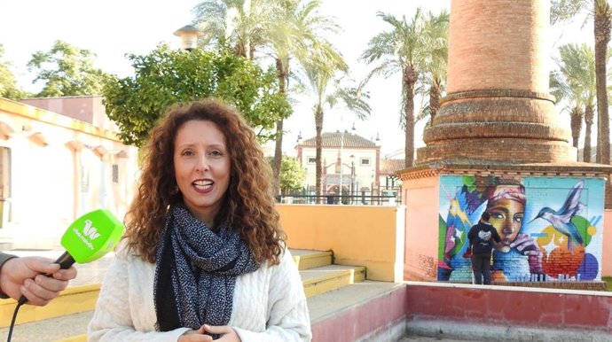 La delegada de Juventud de Alcalá de Guadaíra, Rosa Carro, ha presenta este lunes los grafitis como iniciativa que se circunscribe a la programación de actos organizados por la Delegación con motivo del Año Europeo de la Juventud.